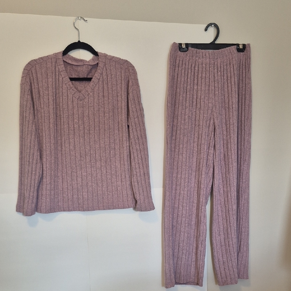 NEW 2 pce Matching Lavender Outfit, V-neck Top & Hi-Rise Pant - Picture 2 of 7